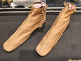 plusieurs paires de chaussures posées sur une table