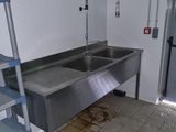une cuisine équipée d'un évier et d'une échelle