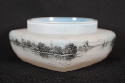 un bol blanc orné d'une illustration sur fond noir