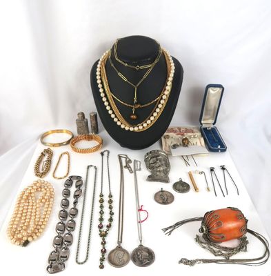 une présentation de bijoux sur une table, sur fond blanc