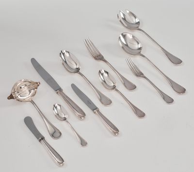 beaucoup d'argenterie sur une table avec une cuillère et un couteau