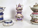 trois vases et une horloge posés sur une table