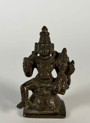 une statue en bronze d'une femme tenant un enfant dans ses bras