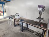une machine posée sur une table dans une pièce