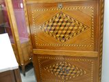 une armoire en bois ornée d'un motif en damier