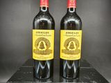 deux bouteilles de vin posées sur une boîte noire