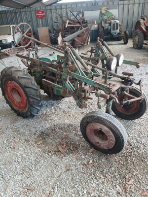 un tracteur qui est à l'arrêt sur le gravier