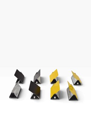 un ensemble de quatre pièces métalliques dotées de lames jaunes et noires