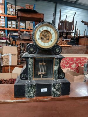 une horloge posée sur une table dans un magasin
