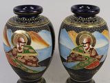 deux vases sur lesquels est représenté un homme et une femme