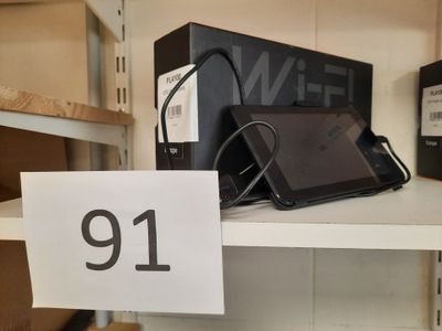 une photo d'un ordinateur portable posé sur une étagère dans un magasin