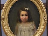 portrait d'une jeune fille en robe blanche, dans un cadre doré