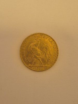 gros plan d'une pièce d'or sur une surface blanche