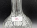 un vase en verre transparent sur lequel est apposée une étiquette