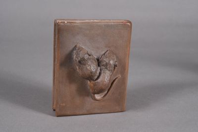 un vieux livre sur lequel est sculptée une tête de chien