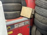 une grande quantité de pneus empilés dans une pièce
