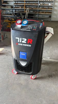 un petit climatiseur qui se trouve dans un garage