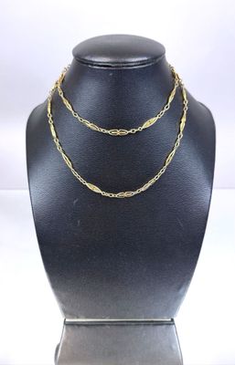 gros plan d'un collier sur un mannequin sur fond blanc