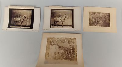 quatre photographies anciennes représentant des personnes à cheval, accrochées à un mur bleu