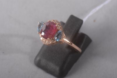 une image montrant un gros plan d'une bague sertie d'une pierre rouge et d'une pierre bleue