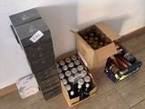 plusieurs cartons de sodas et de canettes posés par terre près d'un mur