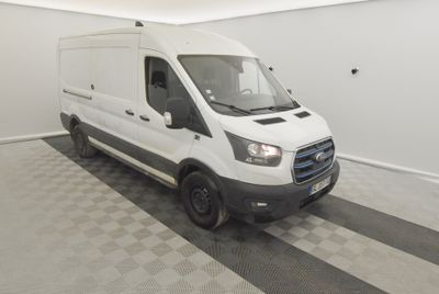la photo d'une camionnette blanche garée dans un garage