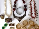 beaucoup de bijoux posés sur la table