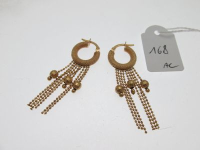 une paire de boucles d'oreilles en or ornées de pompons