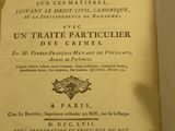 un vieux livre posé sur une table
