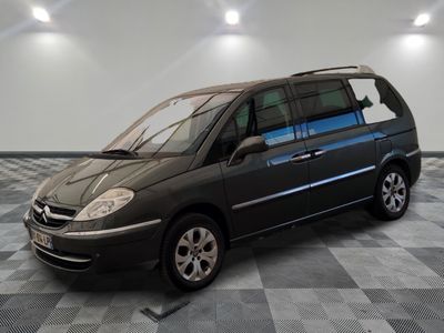 la photo d'un monospace noir garé dans un garage