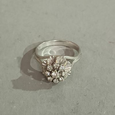 Bague en or blanc 18K (750), corbeille griffée de petites di…