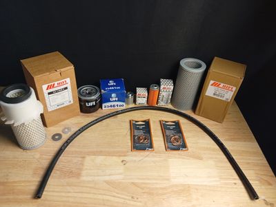 un grand nombre d'objets posés sur une table