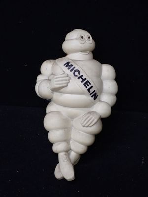une figurine représentant un homme tenant une écharpe à la main