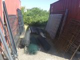 beaucoup de déchets par terre à côté d'un bâtiment rouge