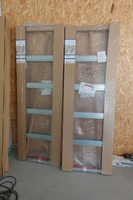 de nombreux cartons empilés les uns sur les autres dans une pièce