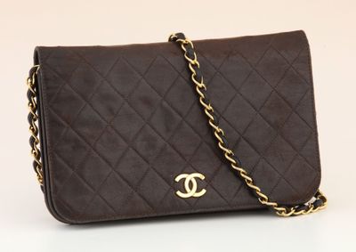 Sac à bandoulière Chanel en cuir d'agneau matelassé marron, avec chaîne