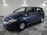 la voiture bleue est garée dans le garage sur le sol en damier