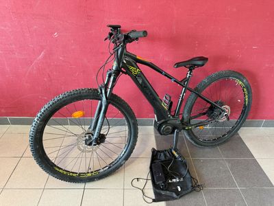 a bike that is sitting on the ground in front of a wall
