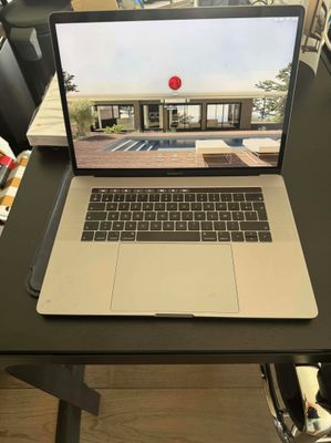 un ordinateur portable posé sur un bureau devant une chaise