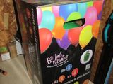 une boîte posée sur une chaise, avec des ballons