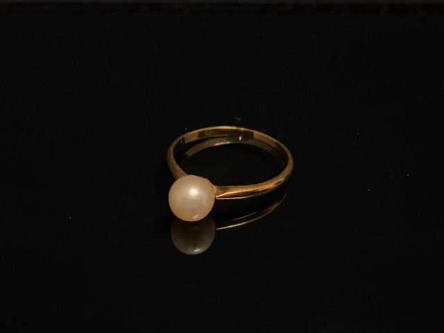 Petite bague solitaire en or 18 carats 750 millièmes à décor d’un...