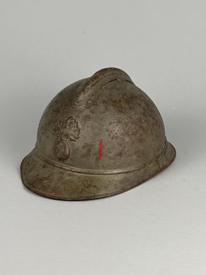 un casque posé sur une table