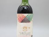 une bouteille de vin posée sur une table blanche