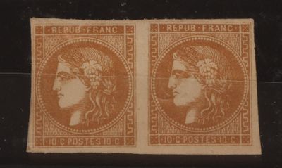 deux timbres représentant des visages de femmes sur fond noir