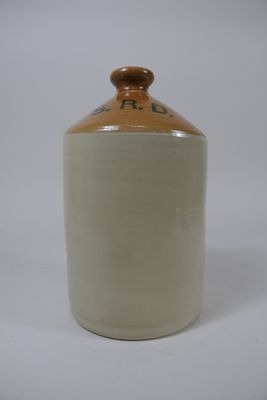 pot en céramique de couleur crème et marron, muni d'un couvercle en bois