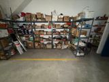 une pièce remplie de nombreux cartons et de boîtes sur les étagères