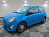 la photo d'une petite voiture bleue garée dans un garage