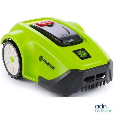La tondeuse à gazon verte se trouve sur une surface blanche, avec un fond blanc.