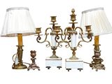 trois lampes placées l'une à côté de l'autre sur une table