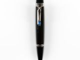 un gros plan d'un stylo posé sur une surface blanche, orné d'une bande bleue